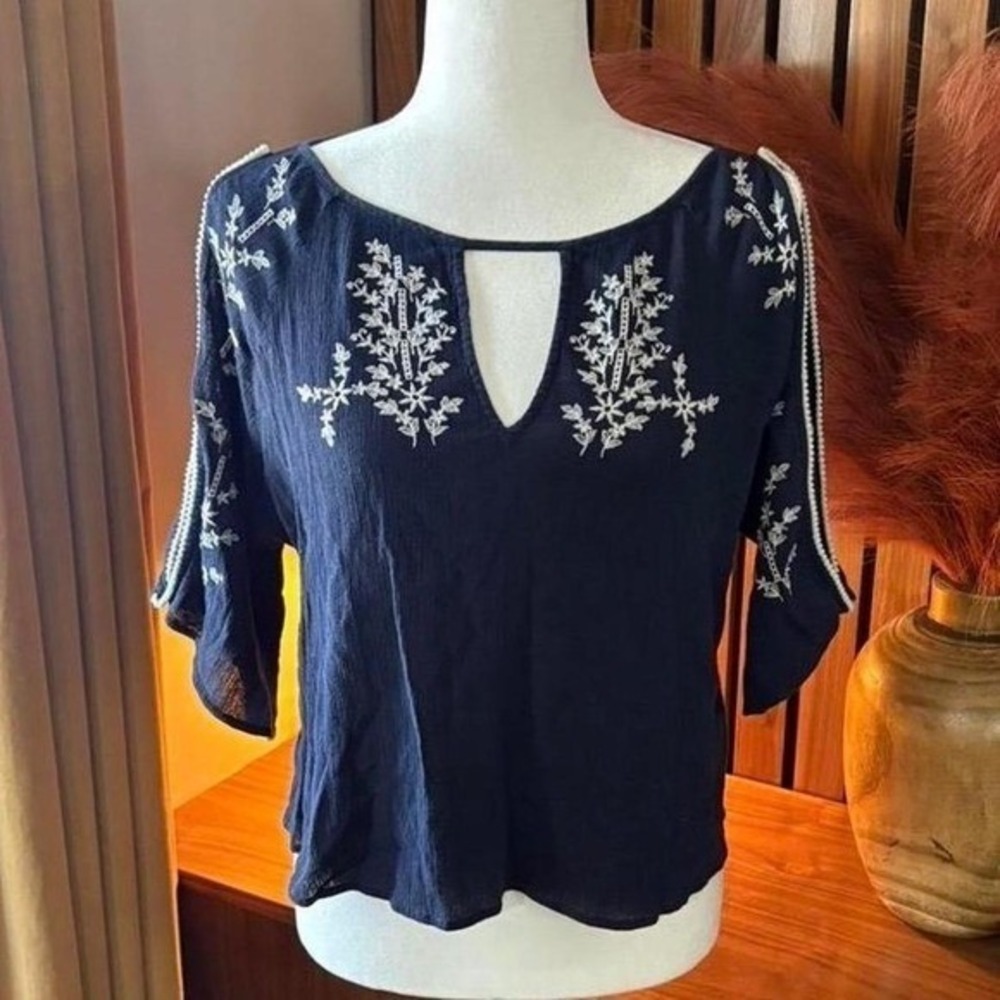 00s Style Hollister Co. Womens Navy Ble Embroidered Blouse Size S Floral Pattern